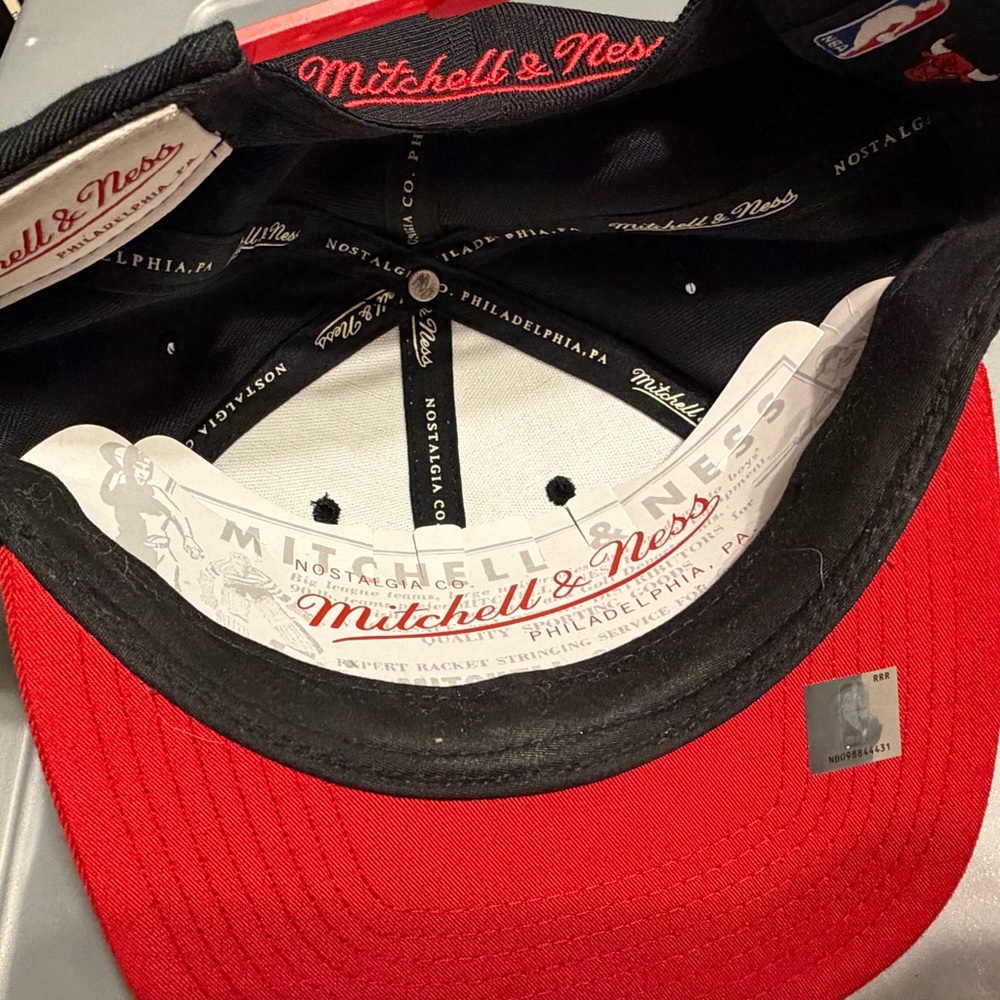 Mitchell & Ness Chicago Bulls Hat Black & Red Cap new adjustable snap - Picture 3 of 5